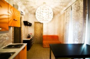 罗马多莫斯戴安娜酒店的厨房配有吊灯和橙色椅子