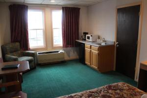 伯灵顿安克雷奇伯灵顿酒店的客房设有床、椅子和微波炉