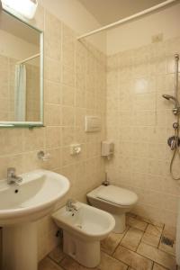 阿西西阿尔贝格拉罗卡酒店的一间带水槽、卫生间和镜子的浴室