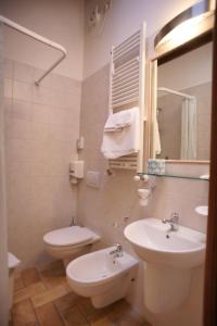 阿尔贝格拉罗卡酒店的一间浴室