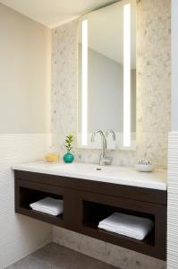 扬克斯皇家丽晶酒店的一间带水槽和镜子的浴室