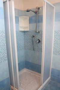 帕基诺Casa Vacanze Calafarina的蓝色瓷砖浴室内的淋浴