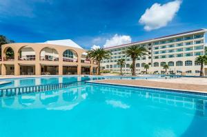 帕萨夸特鲁Mira Serra Parque Hotel的大楼前设有大型游泳池的酒店