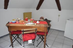 阿尔巴Il Nottetempo的厨房里的桌子和红色桌布