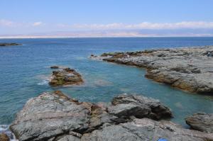 安托法加斯塔Hostal Los Salares的海洋附近的水中一群岩石