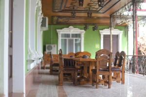 Chkalovsk斯贝尔酒店的一间带木桌和椅子的用餐室