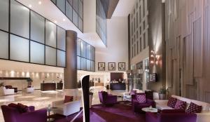 Grand Millennium Al Wahda Hotel and Executive Apartments Abu Dhabi的休息区