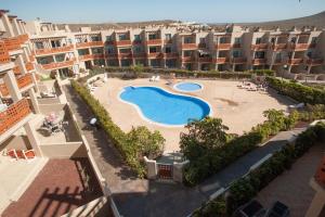 厄尔梅达诺Vista Roja的享有公寓大楼空中美景,设有游泳池