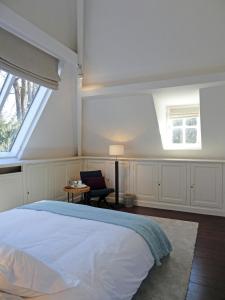 布鲁塞尔肖特克莱旅馆的一间卧室设有一张大床和一个窗户。