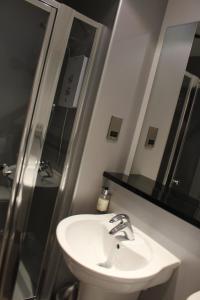 Newmacher尼马夏尔酒店的一间带水槽和镜子的浴室