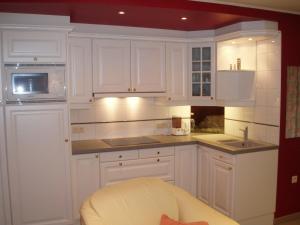 胡塔伦Domein Hengelhoef的白色的厨房配有白色的橱柜和微波炉