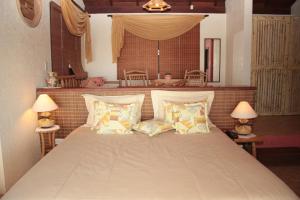 加罗帕巴班加罗尔套房酒店的一间卧室配有一张带枕头的大床