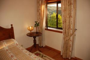 萨布盖鲁A TORRE no Sabugueiro的一间卧室设有一张床和一个美景窗户。