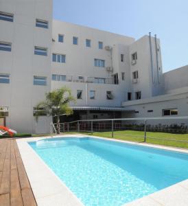 ArmstrongFábrica Hotel的大楼前的游泳池