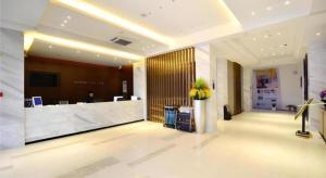 武汉City Comfort Inn Hankou Railway Station Tangjiadun Wanda Plaza的酒店大堂,设有前台