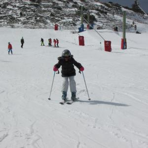 卡马雷纳德拉谢拉Apartamentos Turísticos Rosario的滑雪者在滑雪场滑雪