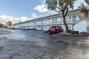 海沃德Motel 6 Hayward, CA- East Bay的大楼前的停车场