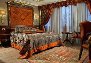 Ottoman's Life Hotel S Class客房内的一张或多张床位