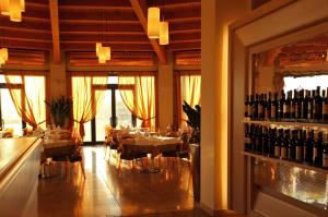 弗利弗利大酒店的一间带桌椅和葡萄酒瓶的餐厅