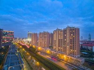 上海上海金桥中环碧云庭服务公寓的城市有很多高大的建筑和路灯