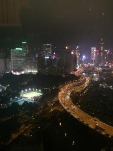 香港第二十一威菲路酒店的高速公路上交通的城市的夜景