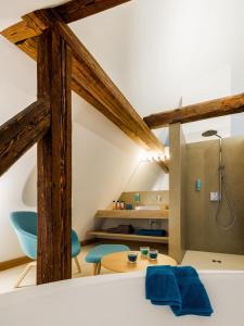 贝格施特拉瑟黑彭海姆戈德坎德法伊内- 施拉图本酒店的客房设有带淋浴的浴室和桌子。