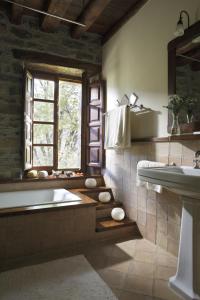 San Martín De Solana圣马丁之家酒店的带浴缸、水槽和窗户的浴室
