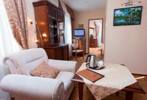 弗拉基米尔莫诺马赫酒店的客厅配有椅子和桌子