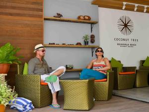 胡鲁马累呼尔胡维拉海滩椰子树酒店的坐在椅子上的男人和女人