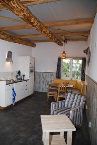Den HoornDe Droomhut的客厅配有沙发和桌子