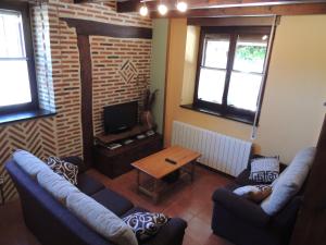 TarilonteEl Encinar的客厅配有两张沙发和一台电视