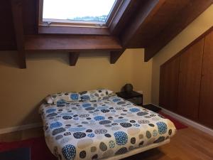 塞尔瓦堡Residencial Ribes- Massana的一间卧室设有一张床和一个窗口