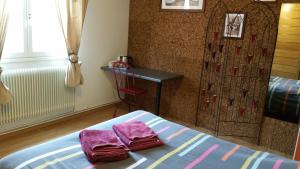 Lanthes克洛斯得斯梅克斯酒店的卧室配有2条紫色毛巾(床上)