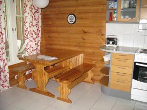 科林基拉Koli Country Club的厨房配有木桌和长凳