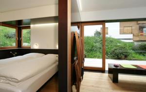 莱赫阿尔贝格LAMA Appartement的一间卧室设有两张床和大窗户