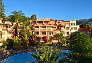 丰沙尔Pestana Miramar Garden & Ocean Hotel的享有酒店、游泳池和度假村的景色