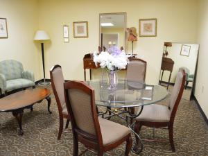 东温莎温莎东贝蒙特套房旅馆的一间设有玻璃桌和椅子的用餐室
