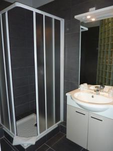 博索莱伊博艾利别墅酒店的带淋浴和盥洗盆的浴室
