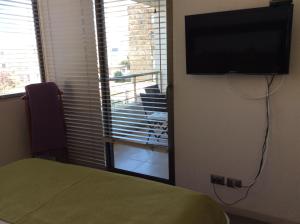 维纳德马Reñaca Park Apartment的一间卧室配有一张床和一台平面电视