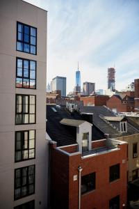 纽约诺贝尔DEN酒店的从建筑屋顶可欣赏到城市美景