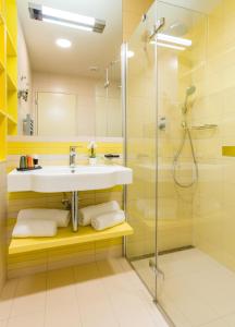 布尔诺费尔酒店的一间带水槽和淋浴的浴室