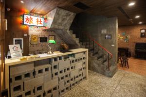 台北建山大旅社的一个带柜台和楼梯间的餐厅