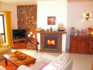 卡武埃鲁Luxury Apartment的客厅设有壁炉和沙发。