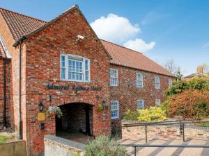 霍恩卡斯尔The Admiral Rodney Hotel, Horncastle, Lincolnshire的红砖建筑,有大门廊