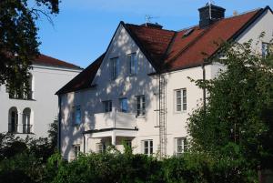 穆塔拉Hotell Östermalm的白色房子,有红色屋顶