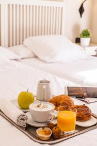 阿尔卡拉德荷那利斯米格尔·德·塞万提斯酒店的床上的早餐盘