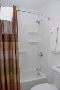 MaconTravelier Motel - Macon的带淋浴、浴缸和卫生间的浴室