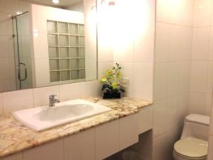 呵叻拉亚大酒店的白色的浴室设有水槽和卫生间。