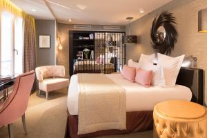 巴黎波美酒店的卧室配有一张带粉红色枕头的大床