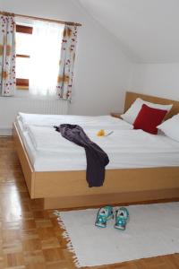 阿特湖赛尔灵格度假屋酒店的卧室配有带鞋床的地板